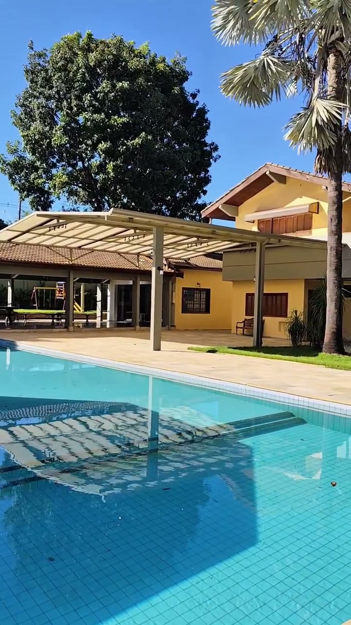 Área de piscina e casa do Parque das Árvores